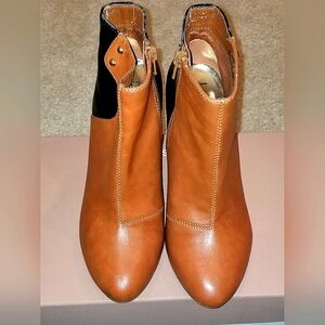 Nicole Miller Tan and Black Ankle Boots with Classic Silhouette Size 7.5